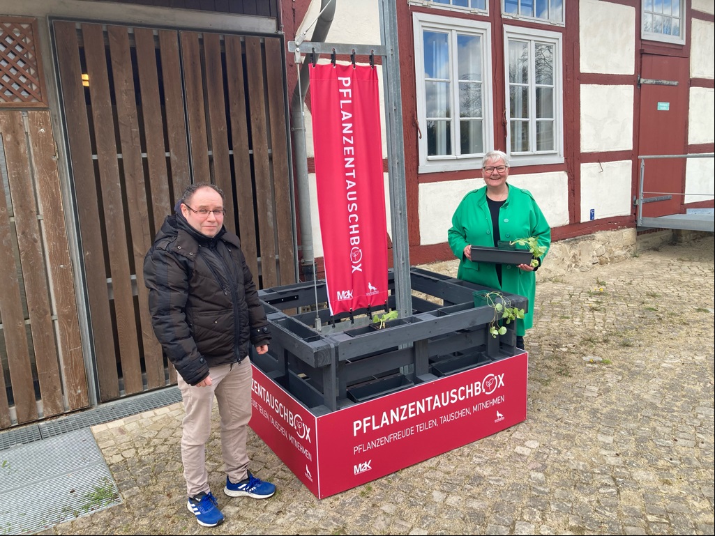 Museumsmitarbeiter Thorsten Kues und Museumsleiterin Monika Kiekenap-Wilhelm vor der Pflanzentauschbox