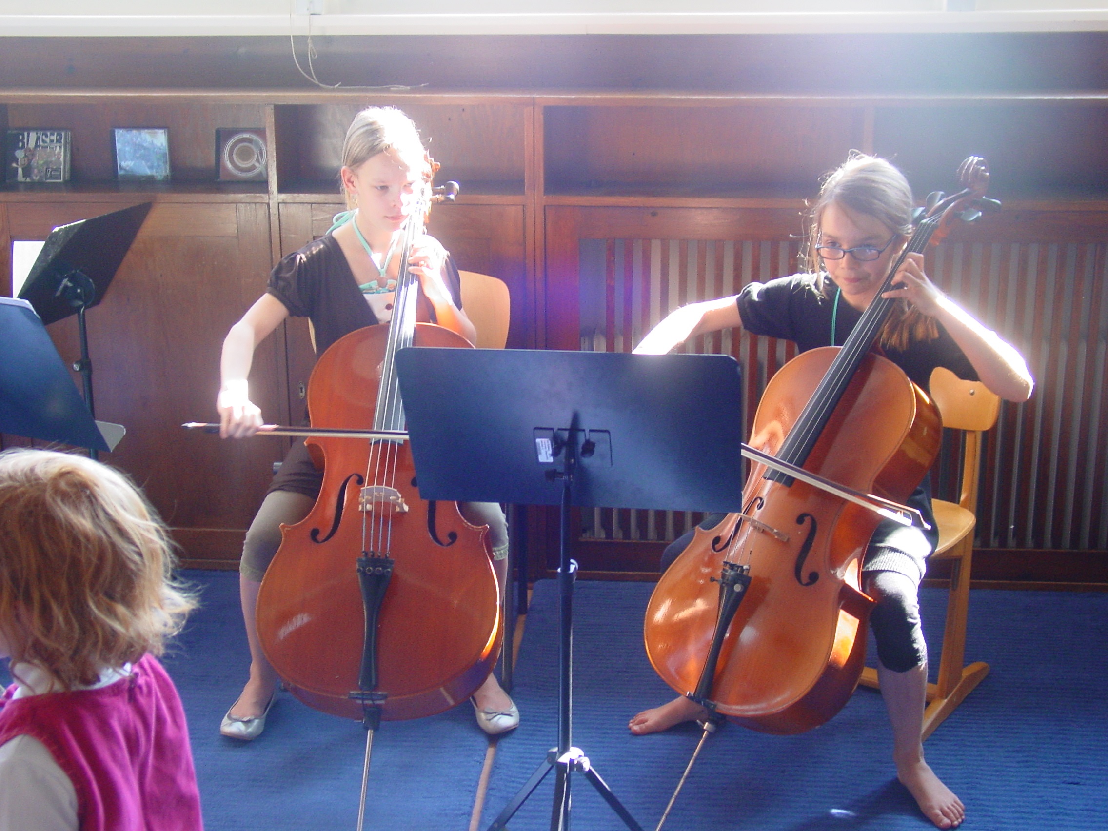 Kinder musizieren mit Violoncellos
