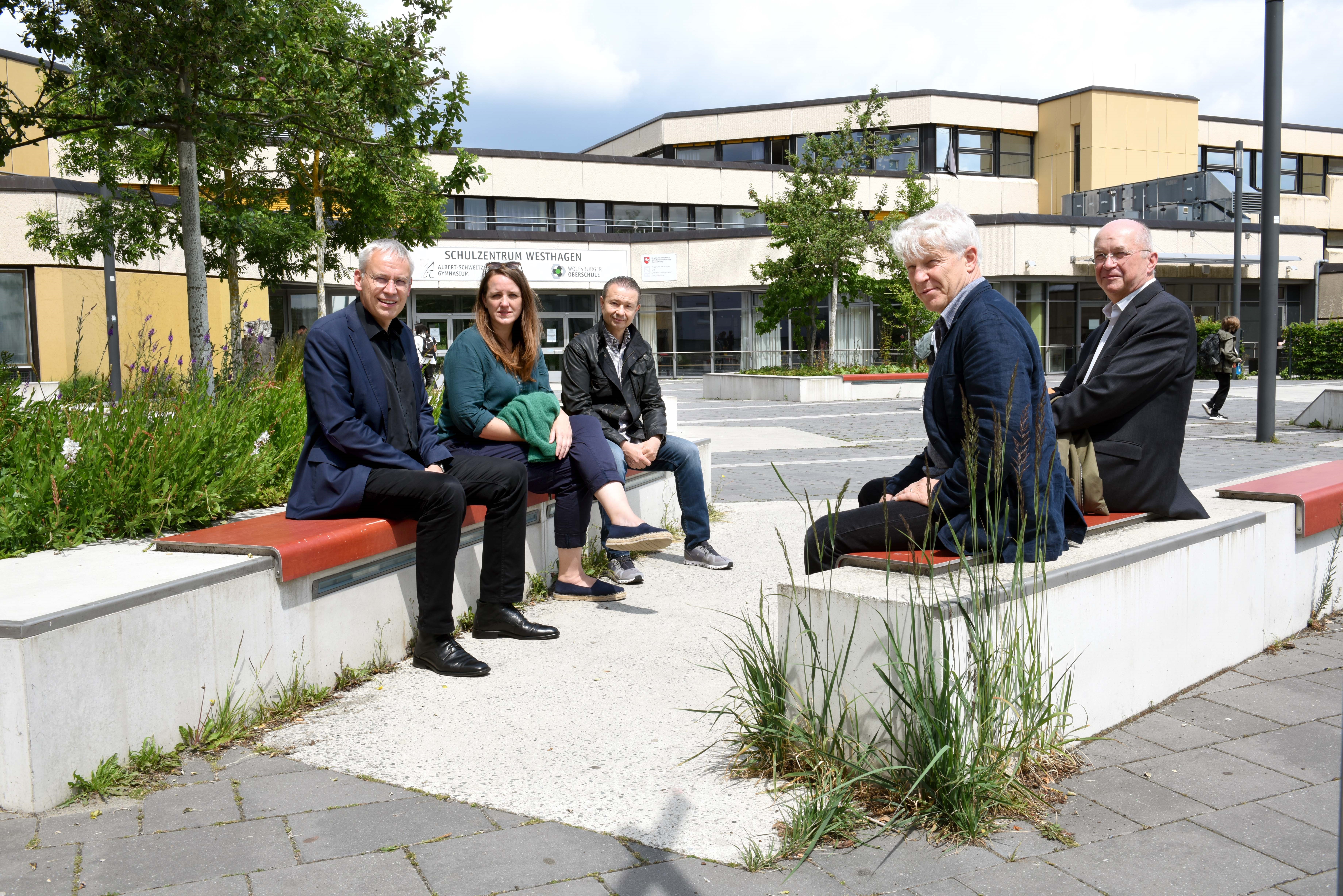 The Design Advisory Board of the City of Wolfsburg during the tour of the Westhagen School Center, 2022: (from left to right) Kai-Uwe Hirschheide, City Planning Officer of the City of Wolfsburg, Dr. Antje Backhaus, Berlin, Kai Kronschnabel, Chairman of the Planning and Building Committee, Manuel Scholl, Zurich, Prof. Dr. Georg Skalecki, Bremen.  Missing in the picture: Ingrid Spengler, Hamburg, Hans-Georg Bachmann, Planning and Building Committee.