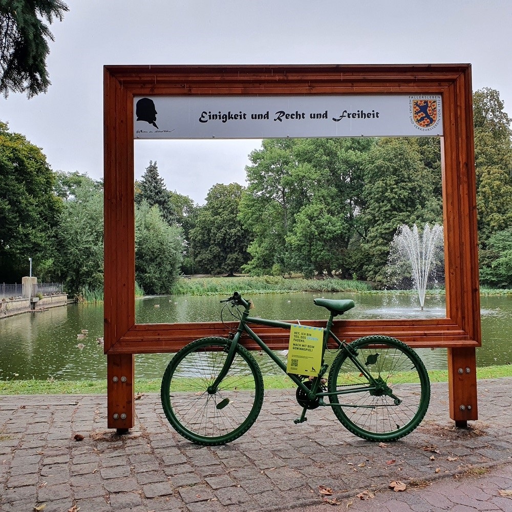 Grünes Fahrrad am Schlossteich in Fallersleben