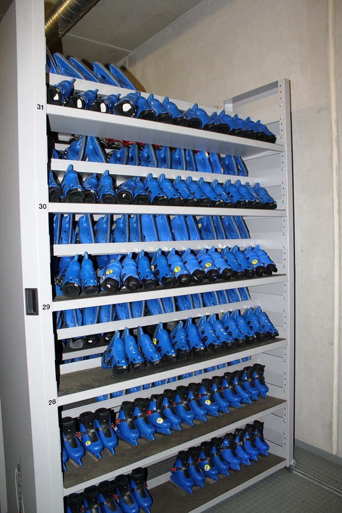 Schlittschuhe in einem Regal