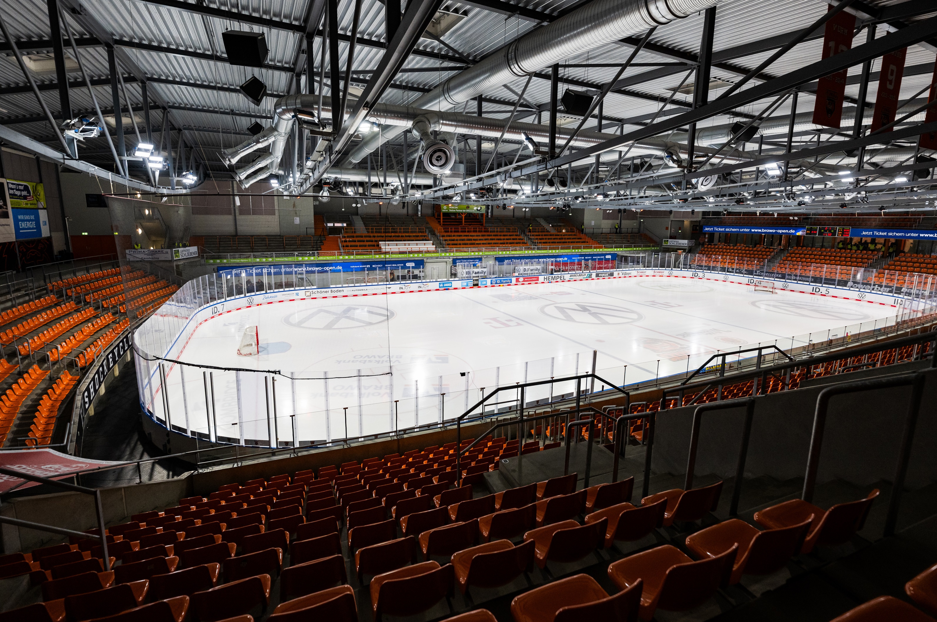 Blick auf die Eisfläche der EisArena mit Tribüne