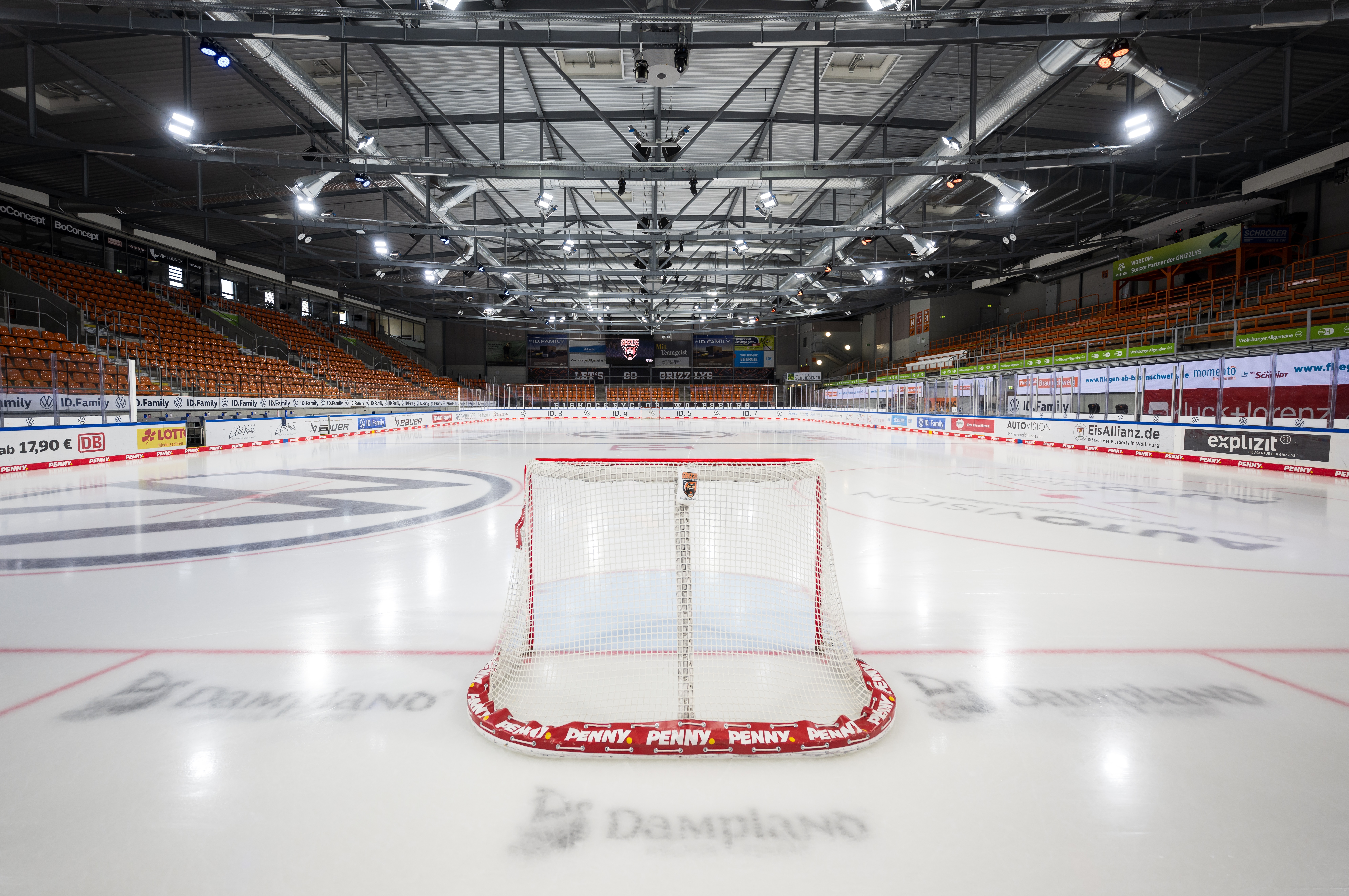 Blick auf die Eisfläche der EisArena mit Tor
