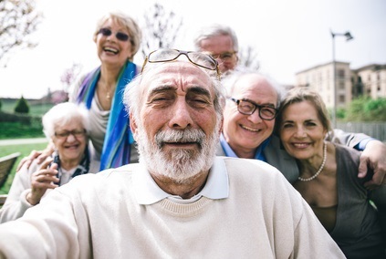 Eine Gruppe lachender Senioren