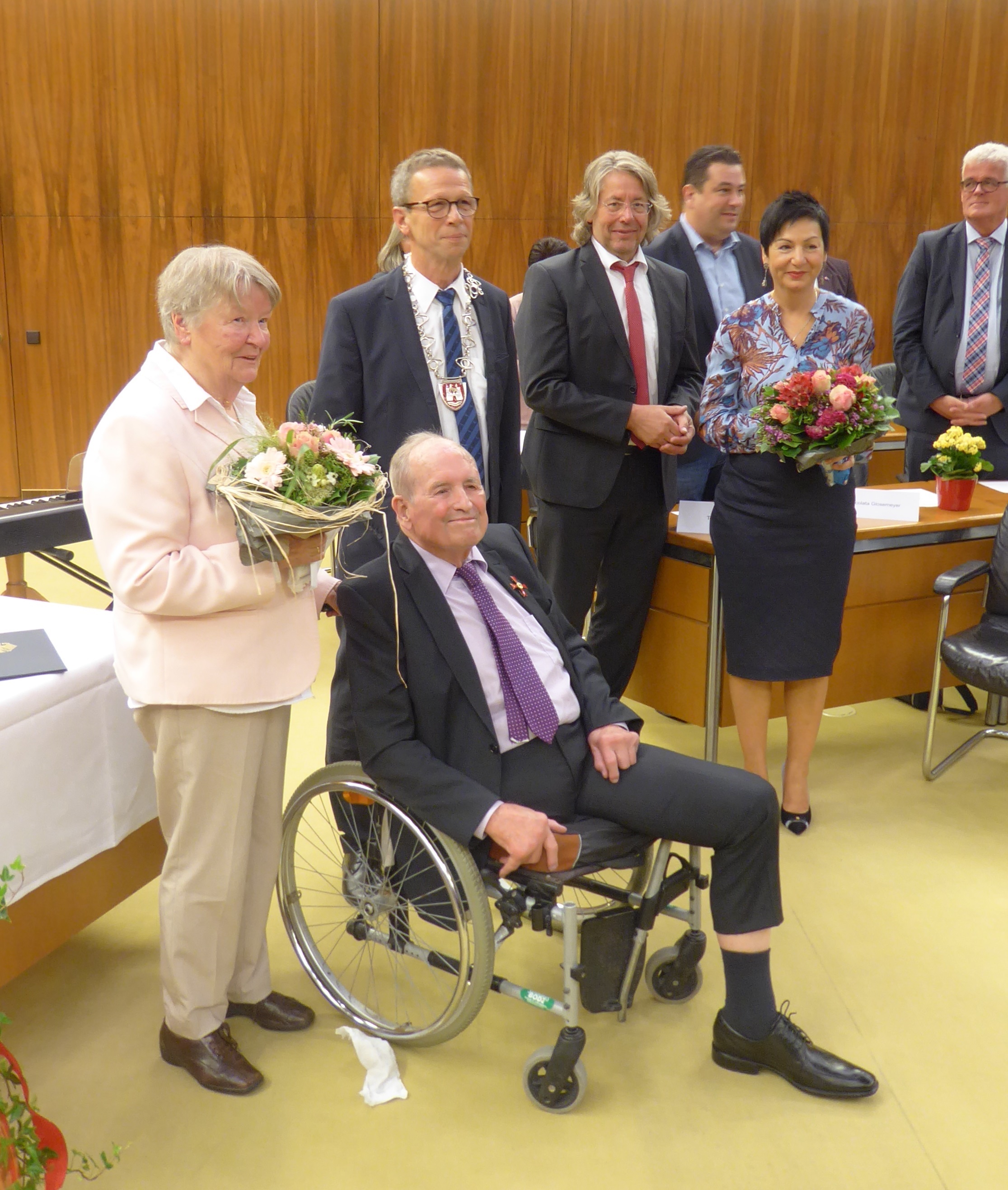 Frank Helmut Zaddach erhält das Verdienstkreuz 1. Klasse durch Oberbürgermeister Klaus Mohrs