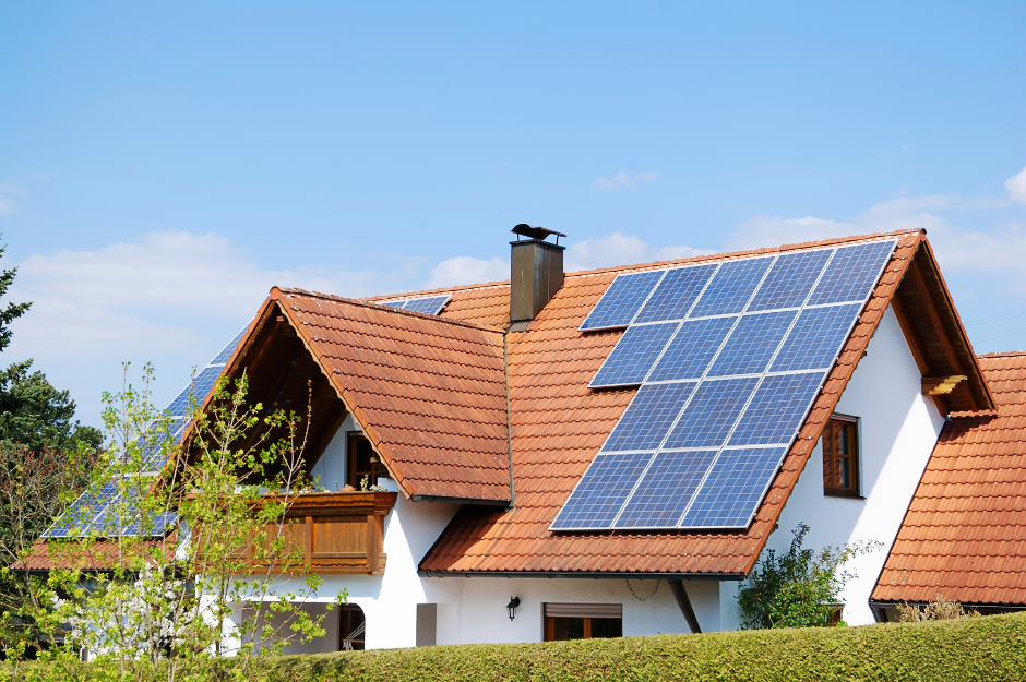 Eine Photovoltaikanlage auf einem Hausdach