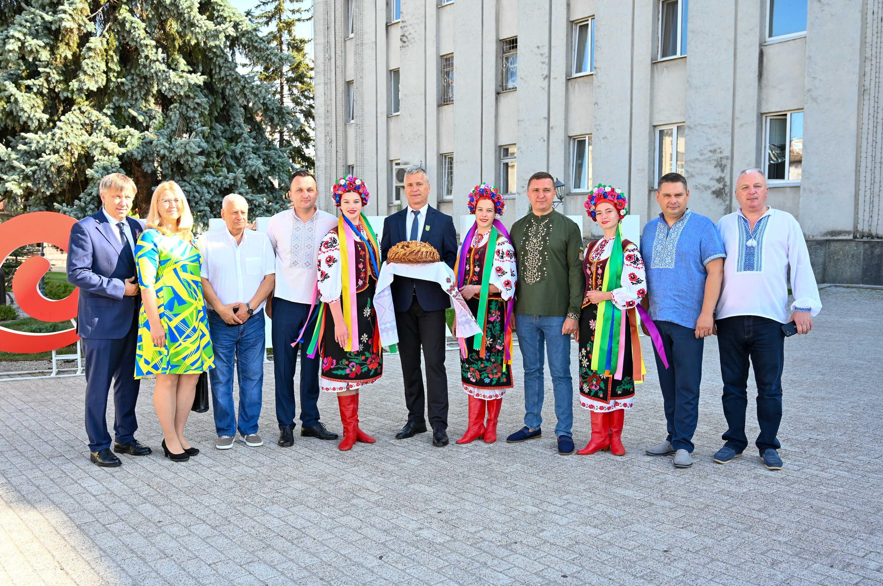 Eine Gruppe in traditionellen ukrainischen Trachten