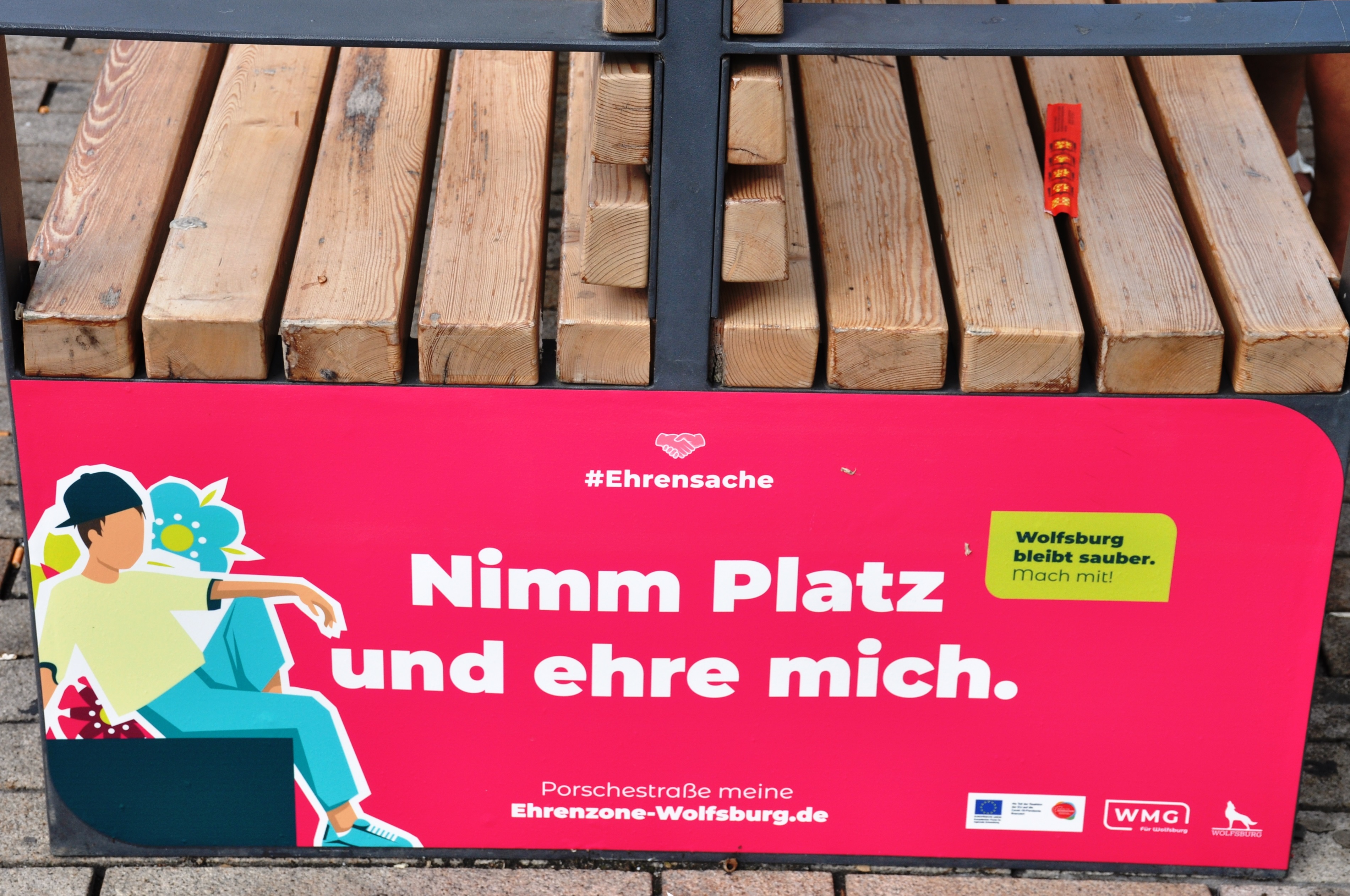Kampagne zur Sauberkeit und Sicherheit in der Innenstadt "Ehrensache" - Aufkleber "Nimm Platz und ehre mich"
