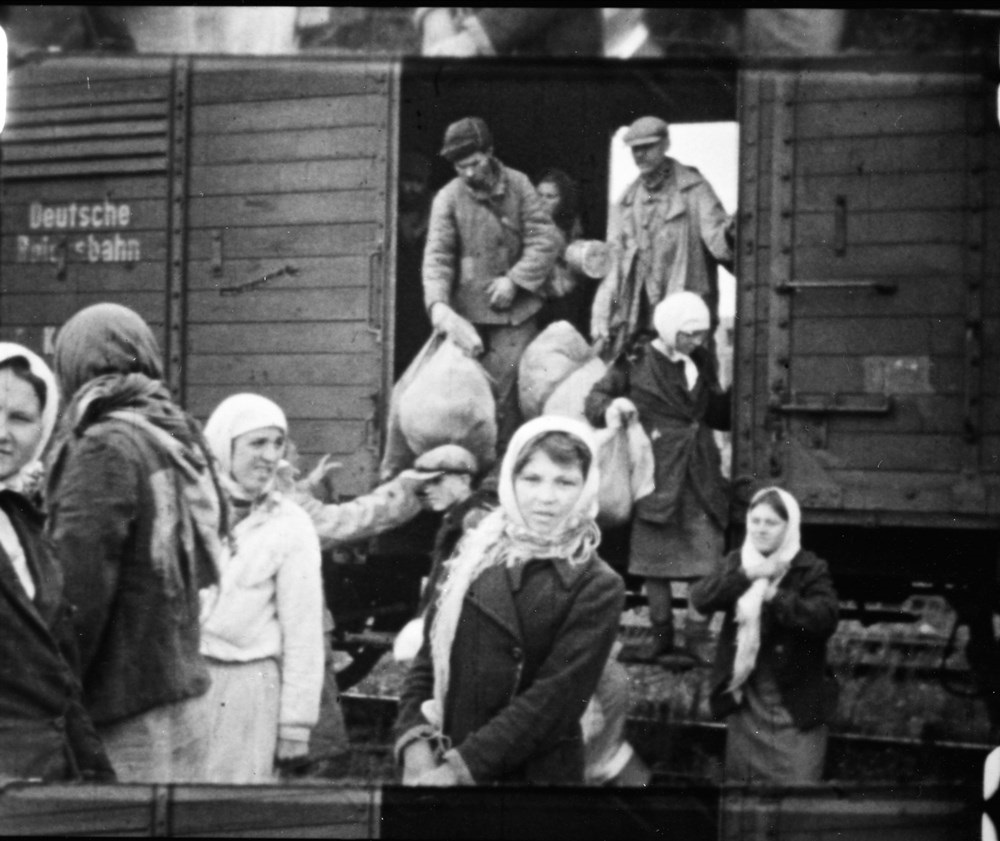 Deportierte Frauen steigen aus einem Zug; Foto: Film "Fremdvölkische im VW-Werk"