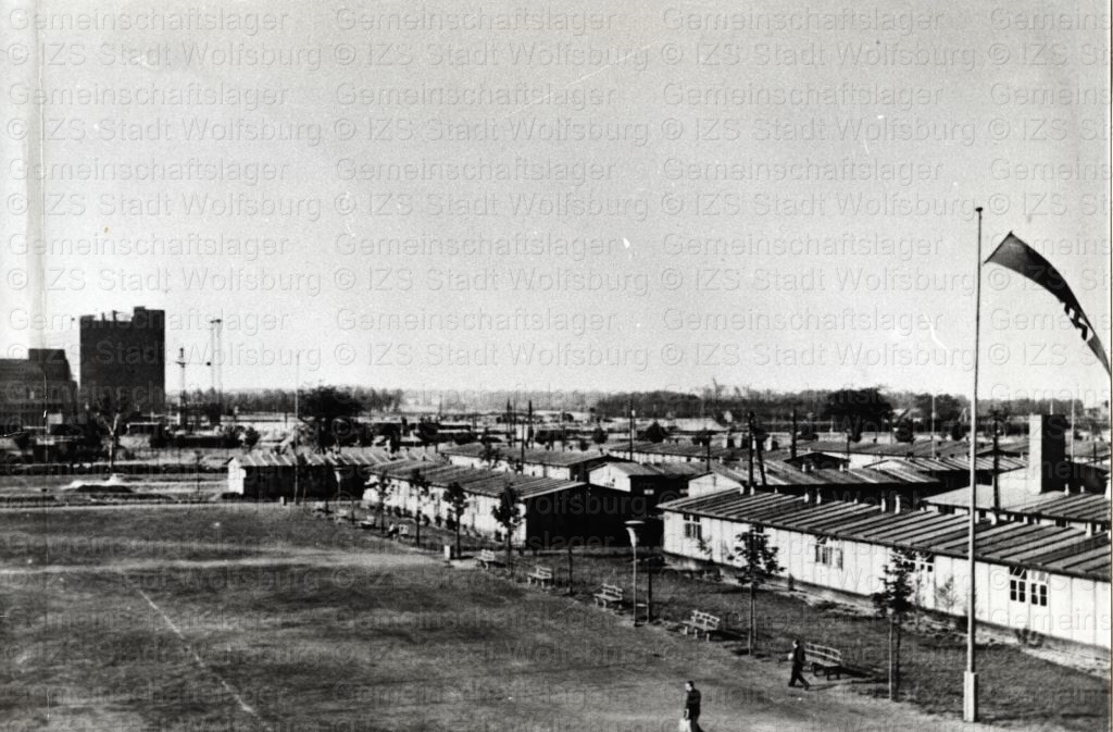 Blick von der Cianetti-Halle über den Appellplatz des Gemeinschaftslagers Richtung Mittellandkanal, 1941; Foto: Herbert Rolke