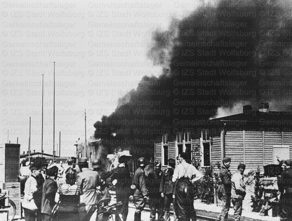 Brennende Baracke des Bürgermeisteramtes nach Luftangriff im Juni 1944; Foto: Fritz Heidrich
