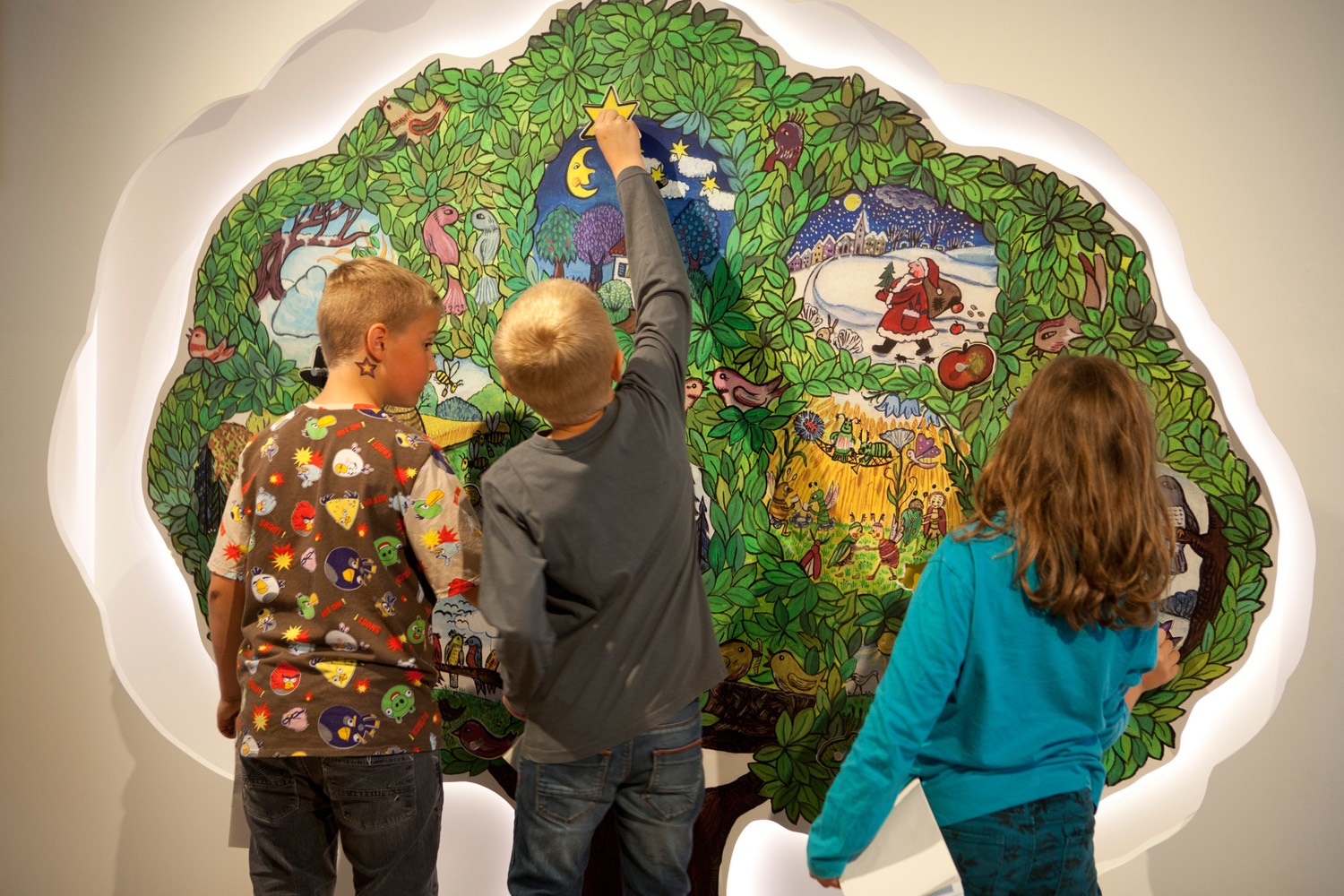 Liederbaum mit den schönsten Kinderliedern Hoffmanns (Foto: HvFM / Meike Netzbandt)
