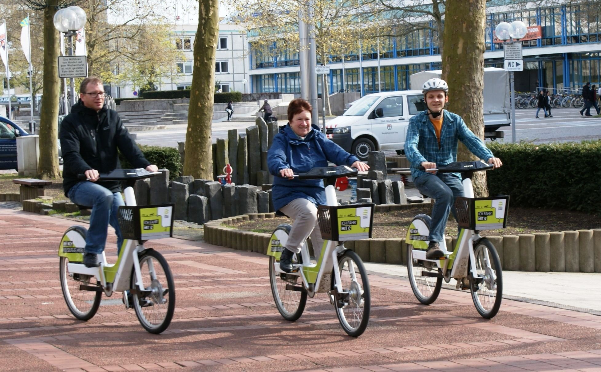 Radfahrer mit e-Bikes