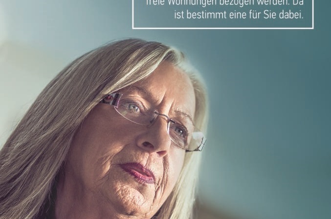 Plakat zur Wohnbauoffensive: Ursula fragt - Ich wohne gerne im Hellwinkel. Doch was ist, wenn ich die Hürden in unserer Wohnung nicht mehr überwinden kann?