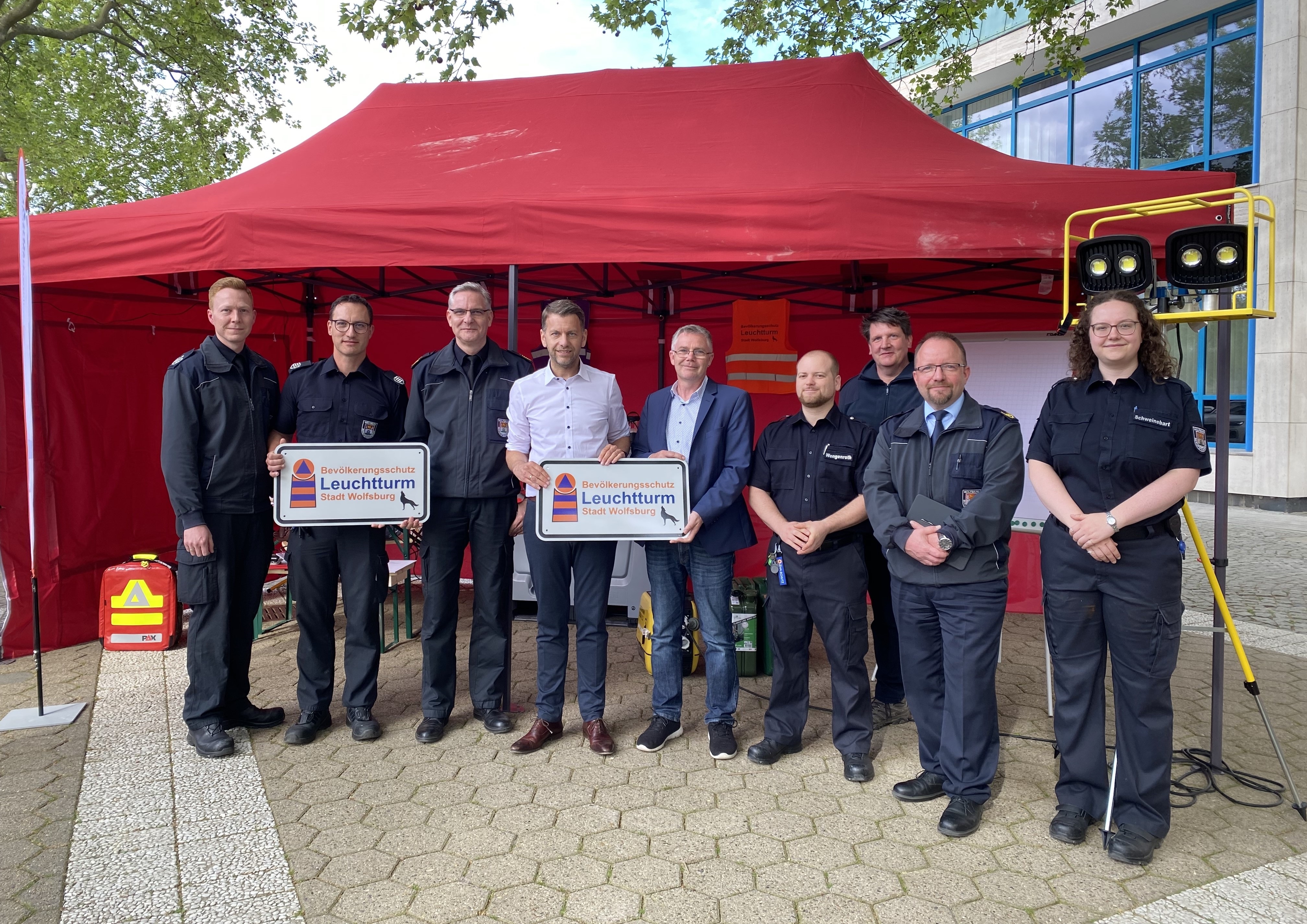 Feuerwehr, Oberbürgermeister Dennis Weilmann und Stadtrat Andreas Bauer stellen die Bevölkerungsschutzleuchttürme vor