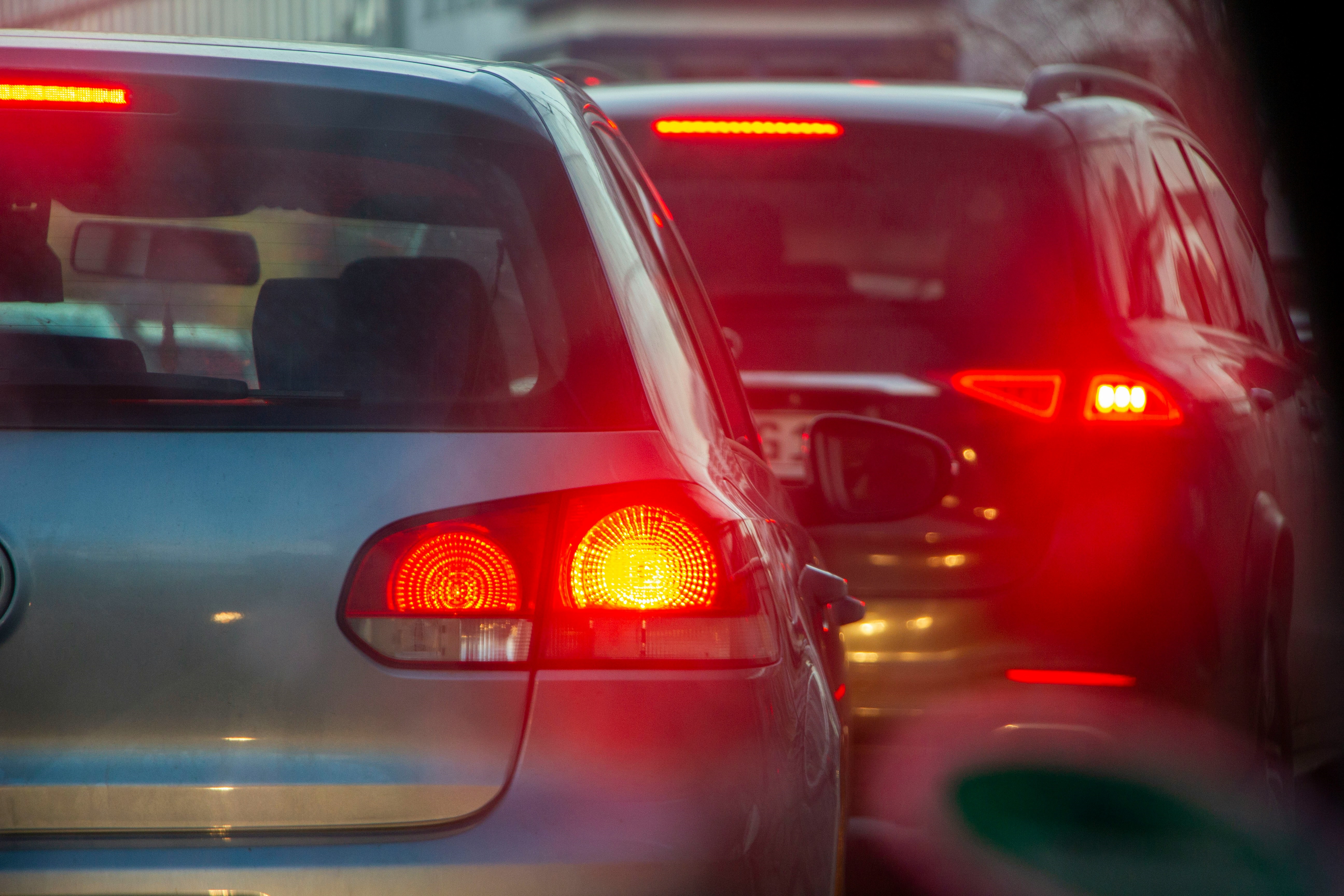 Zwei bremsende Autos