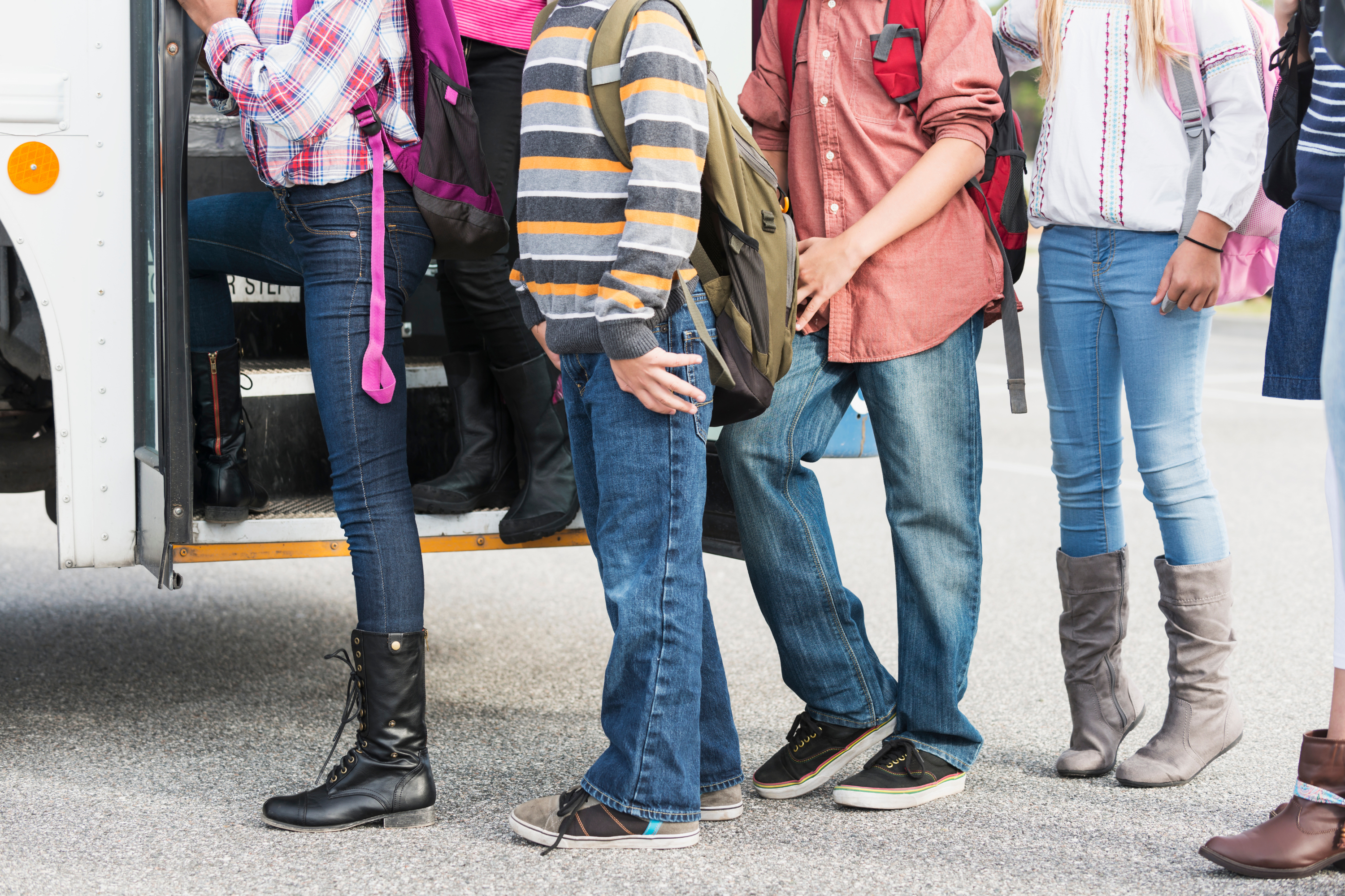 Schüler steigen in einen Bus