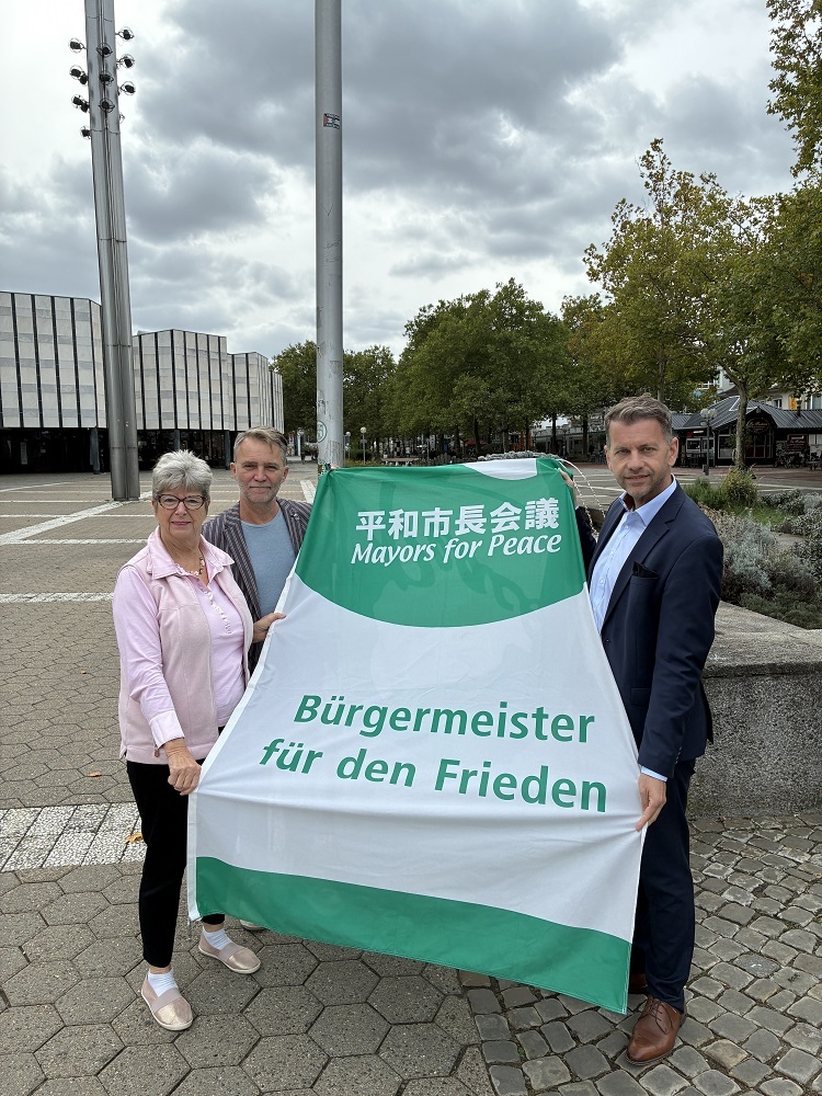 Flaggenhissen Bürgermeister für den Frieden
