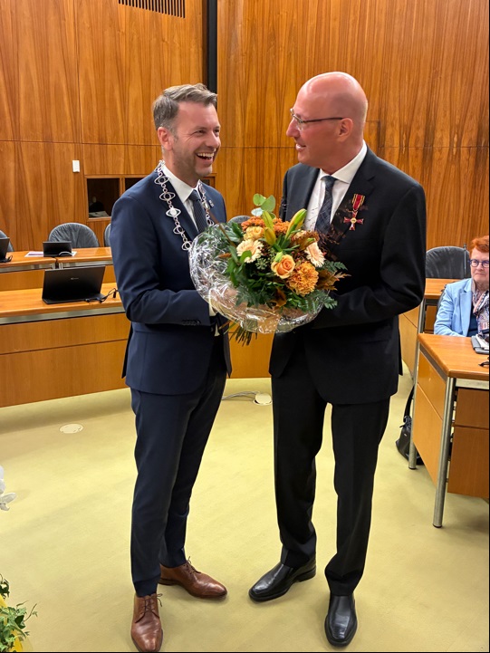 OB-Throl mit Blumen