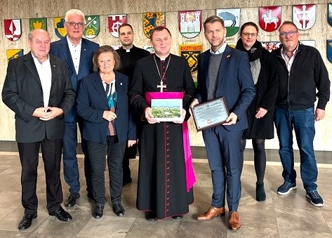 Lord Mayor Dennis Weilmann (third from right) with the Ukrainian Bishop Goncharuk. Photo: City of Wolfsburg
