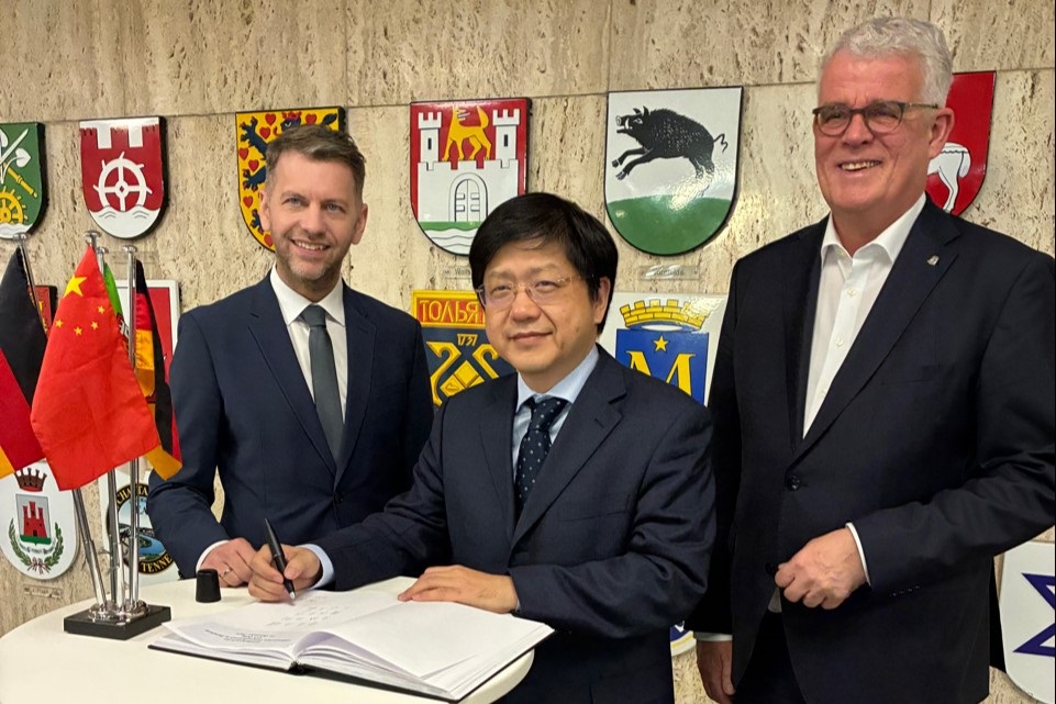 Chinesischer Generalkonsul trägt sich ins Gästebuch ein