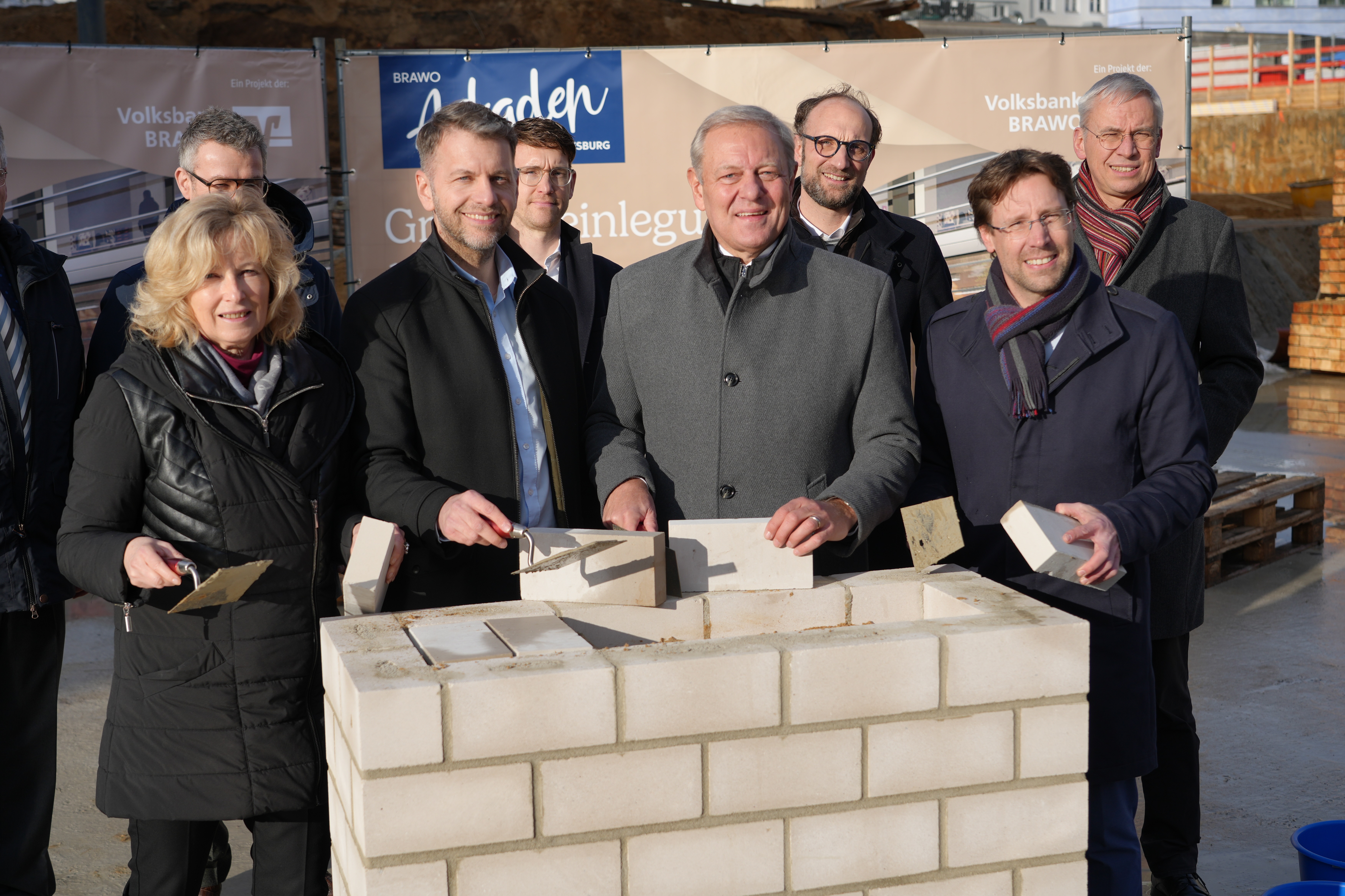 Zum Artikel über die Grundsteinlegung