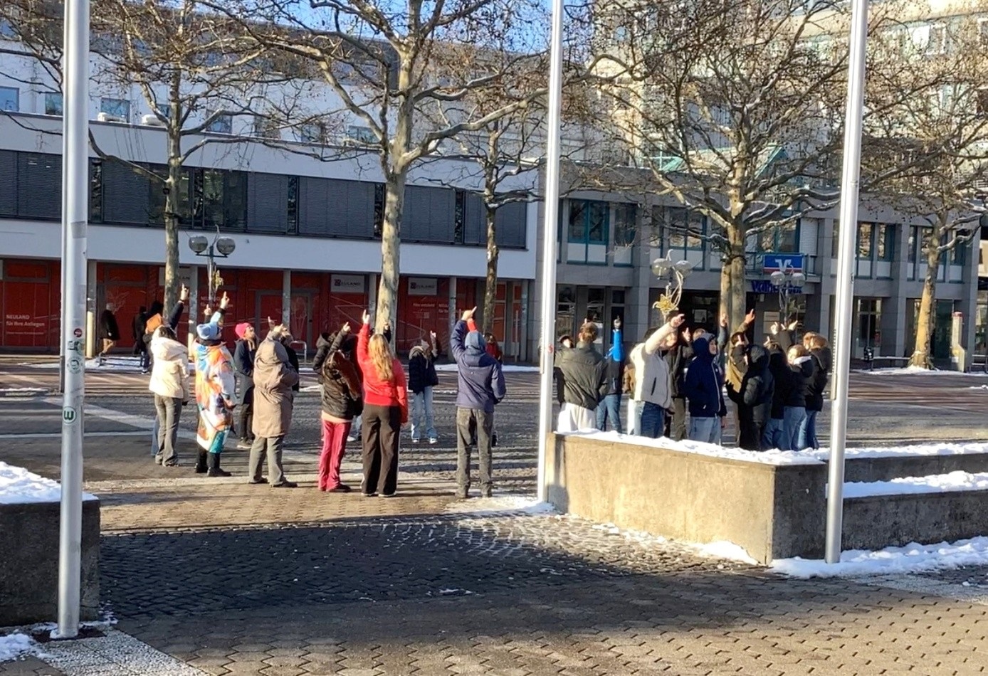 Eine achte Klasse der Heinrich-Nordhoff-Gesamtschule übt performative Bilder mit Ilka Theurich von den Kreativwerkstätten im M2K. Foto: Stadt Wolfsburg