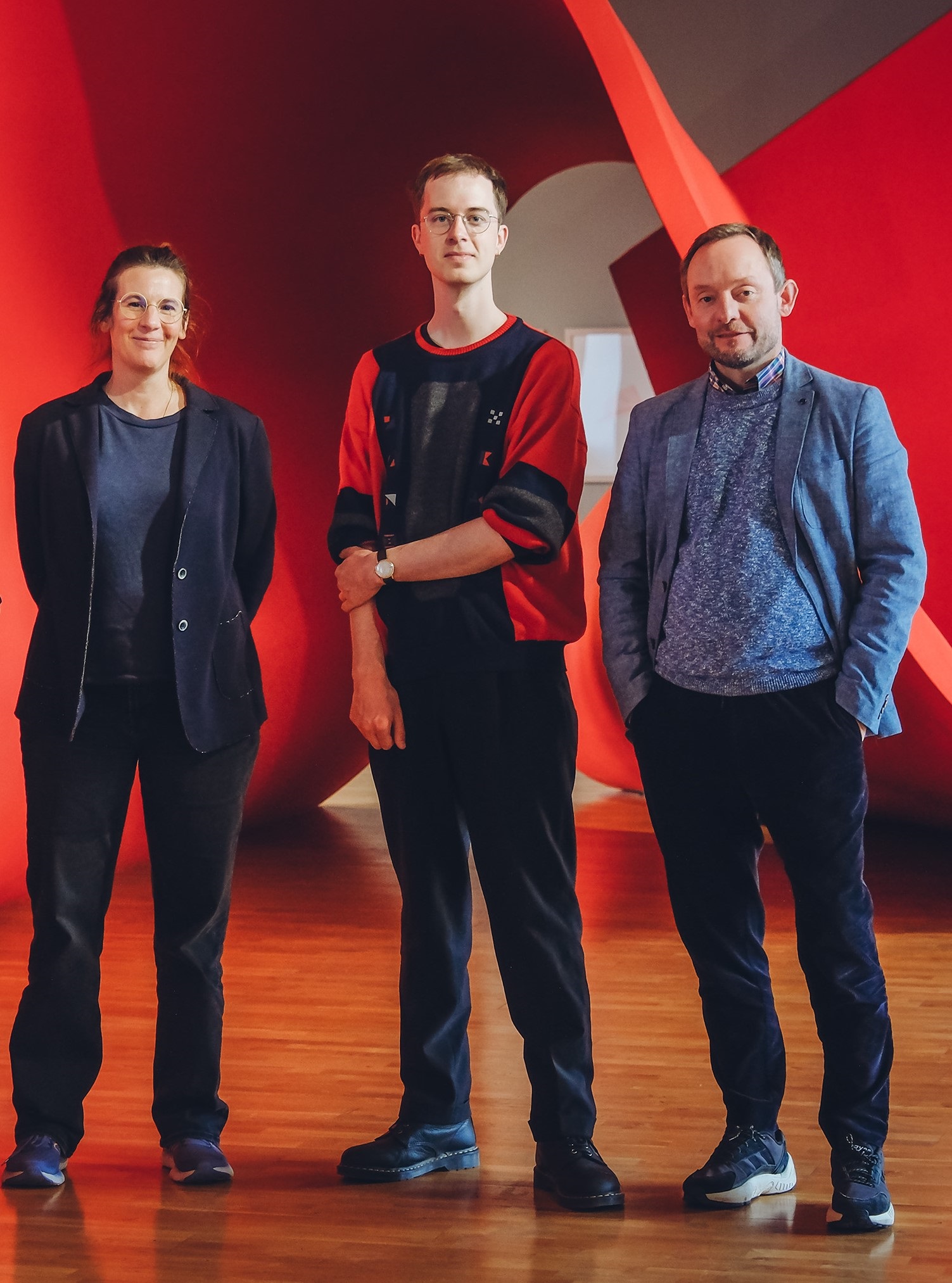 Der Leiter der Städtischen Galerie, Marcus Körber (rechts) mit den beiden Gästen Gila Kolb (links) und Simon Nagy. Foto: Stadt Wolfsburg/Janina Snatzke
