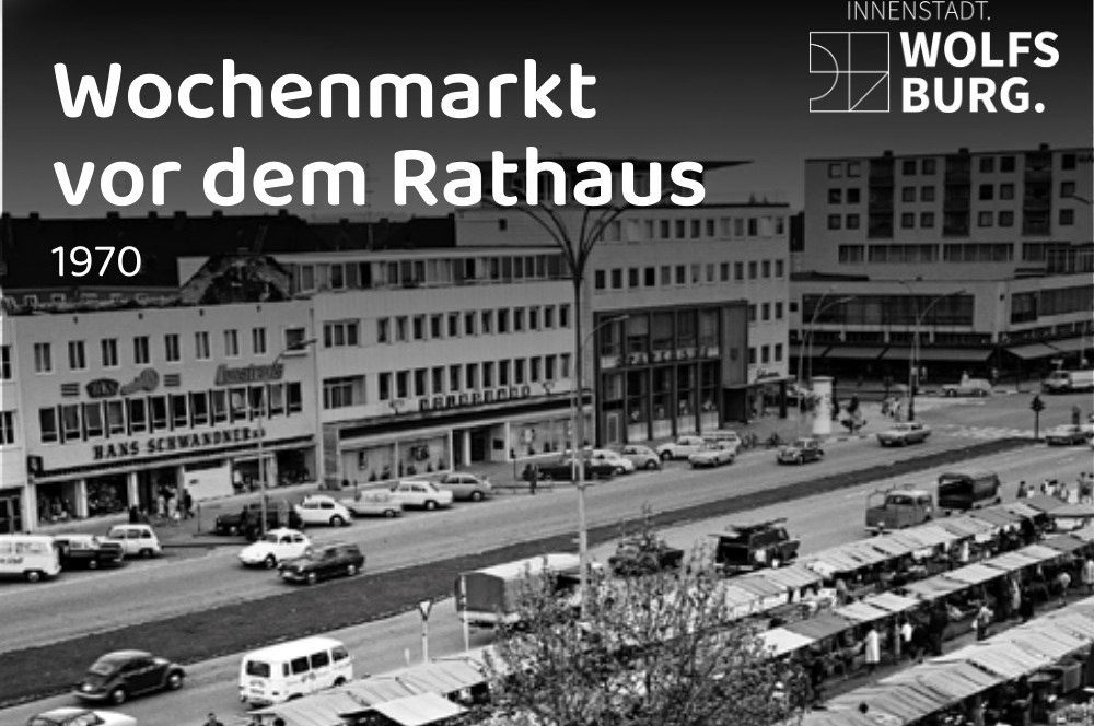 Pending Translation: Historisches Foto des Wolfsburger Wochenmarkts auf dem Rathausplatz