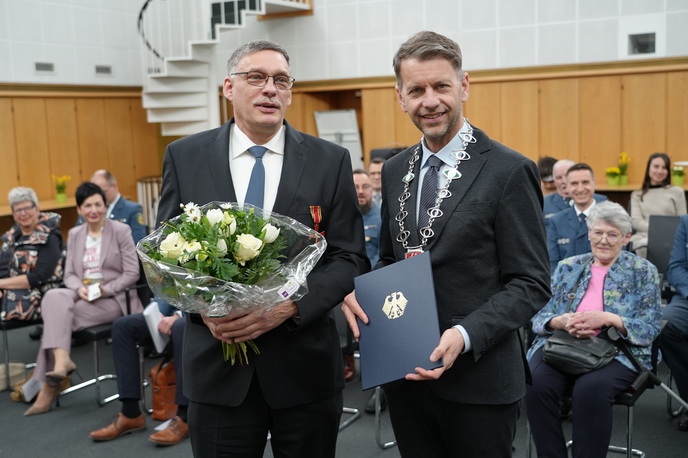 Zum Artikel über die Verleihung des Verdienstordens