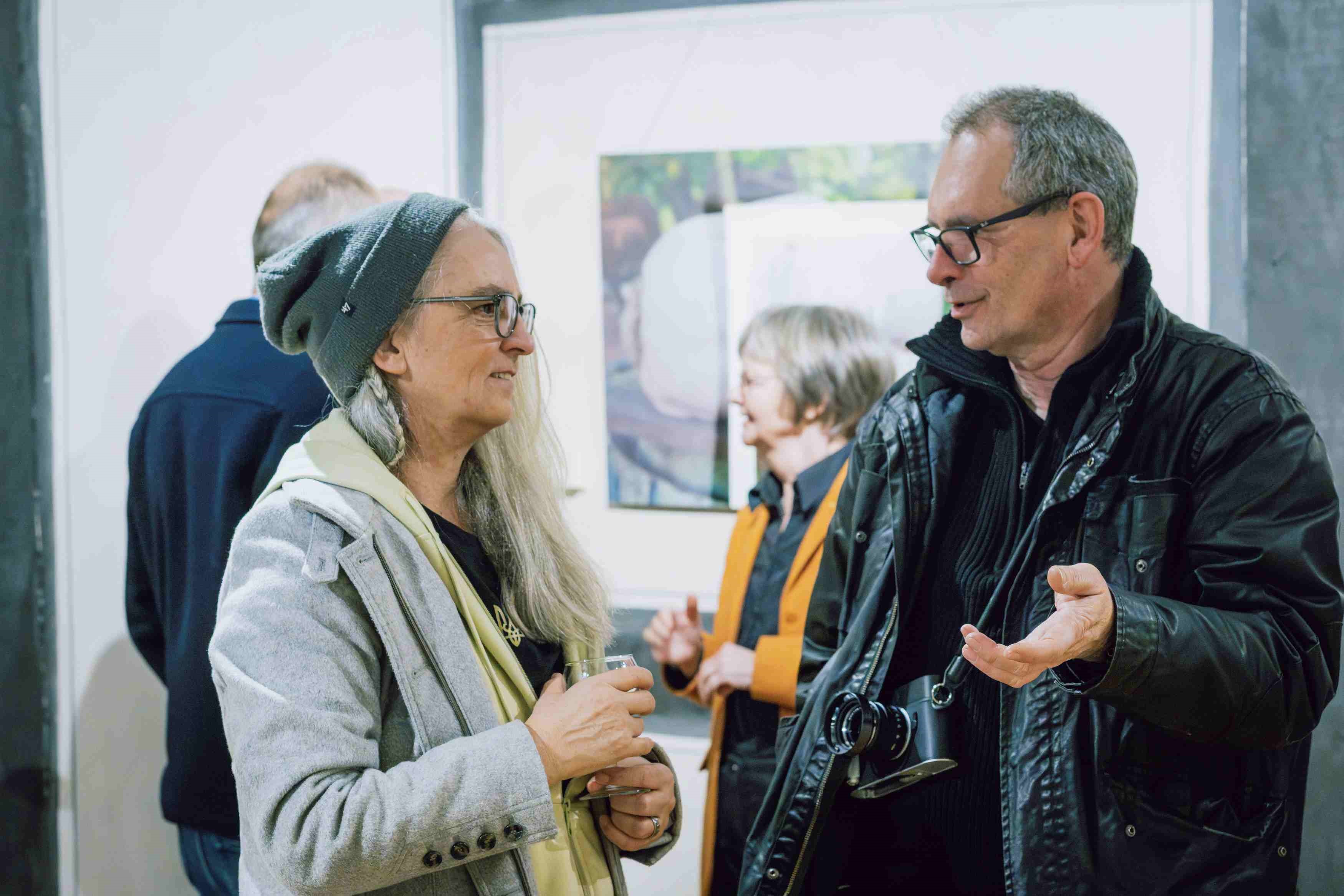 Yvonne Salzmann im Gespräch in der Ausstellung „WAR und ist KRIEG“. Foto: Sebastian Bisch.