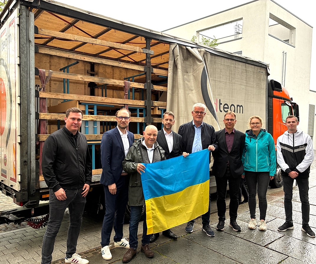 Zum Artikel über die Möbelübergabe an die Ukraine