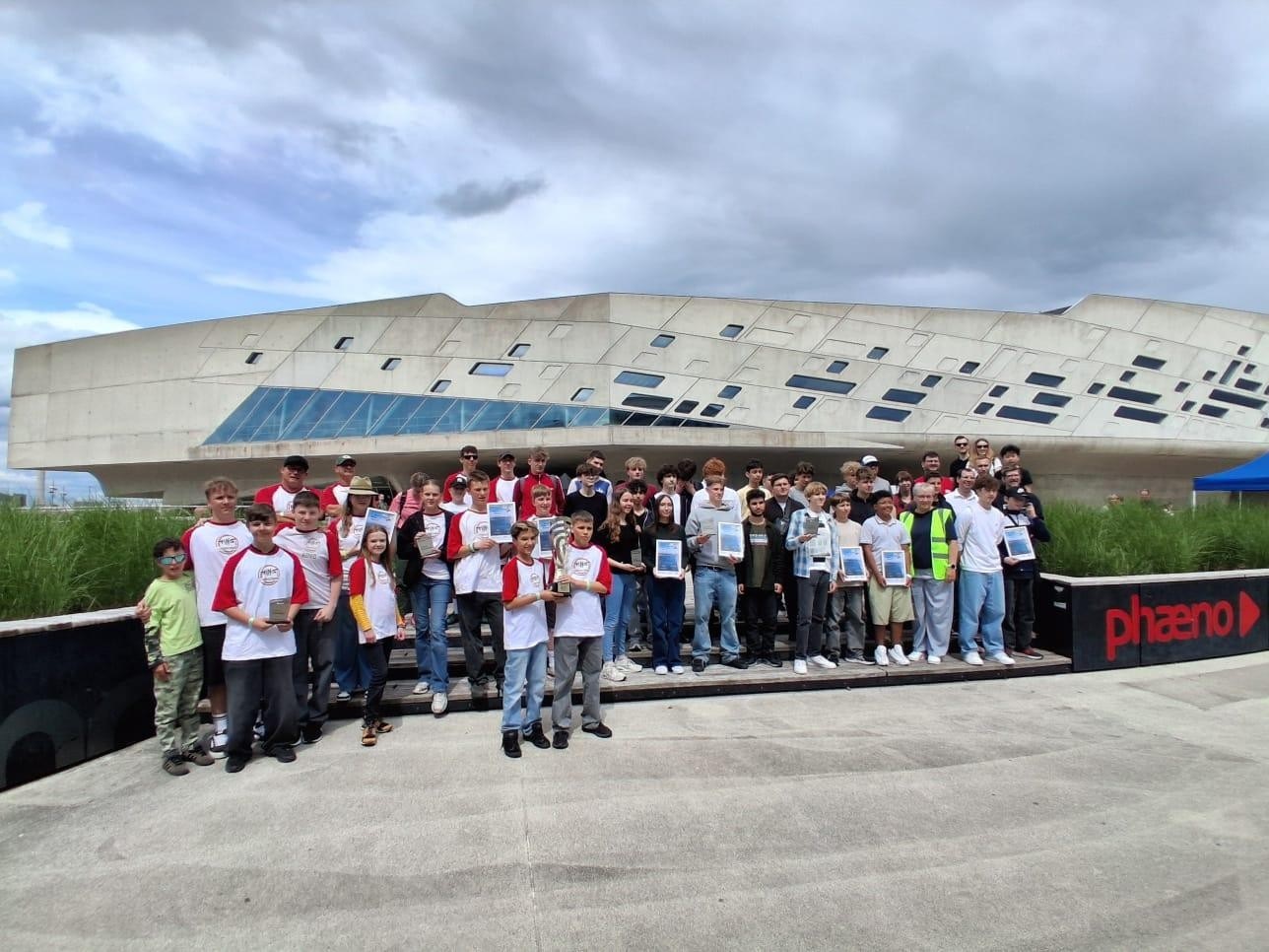 Gruppenbild der Teilnezhmer*innen vor dem Phaeno