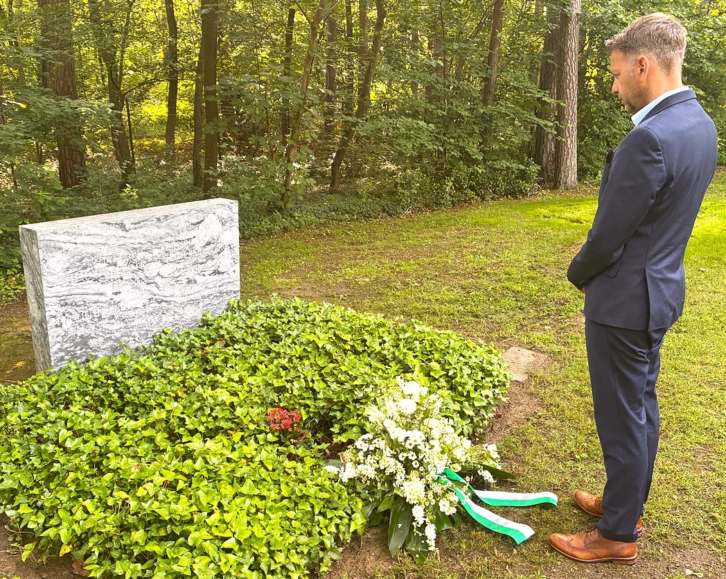 Pending Translation: Oberbürgermeister Dennis Weilmann legte zum 120. Geburtstag von Heinrich Heidersberger ein Blumengebinde ans Grab. Foto: Stadt Wolfsburg