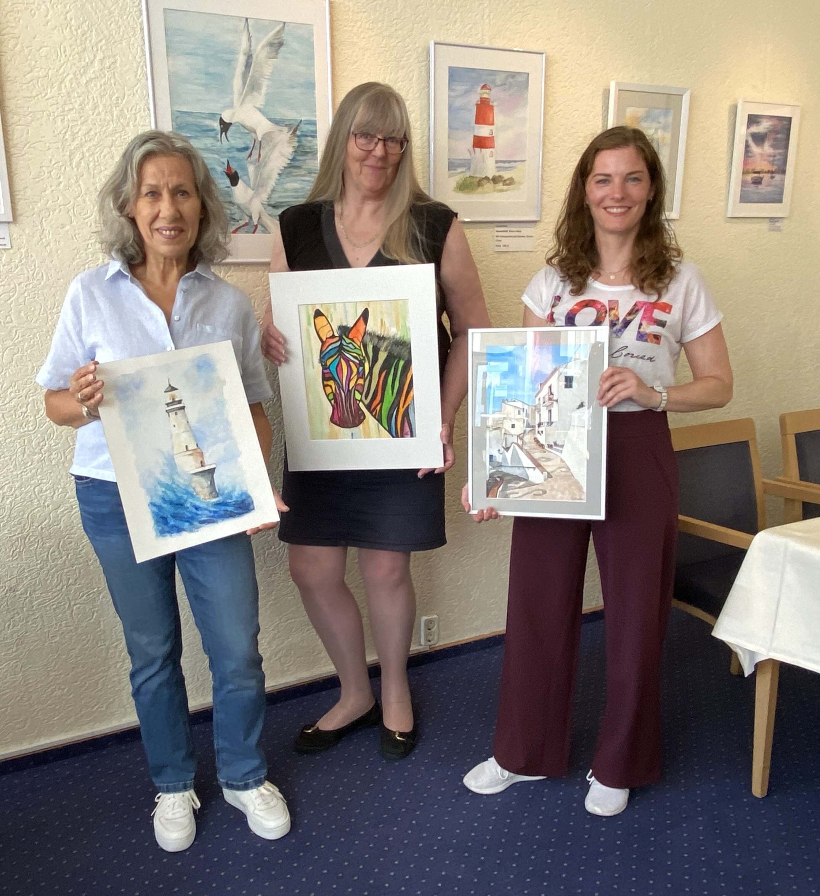 Die VHS-Teilnehmerinnen Beate Herzog-Fietze, Ursula Riechers und Julia Kloster (von links) präsentieren bis Oktober ihre Werke im Tannenhof. Foto: Stadt Wolfsburg