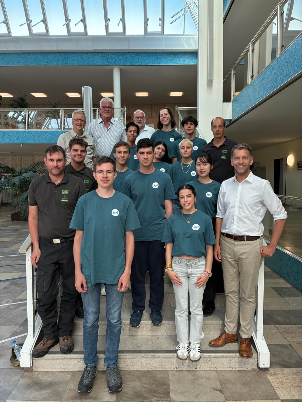 Pending Translation: Teilnehmende des internationalen Workcamps gemeinsam mit Oberbürgermeister Dennis Weilmann (vorne rechts) in der Bürgerhalle. Foto: Stadt Wolfsburg