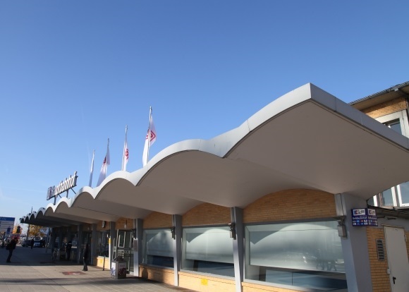 Vordach am Eingang des Hauptbahnhofs Wolfsburg