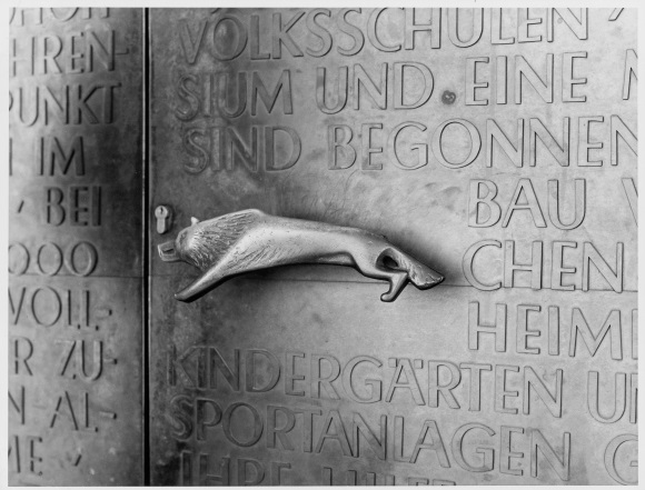 Eingangstür am Rathaus A