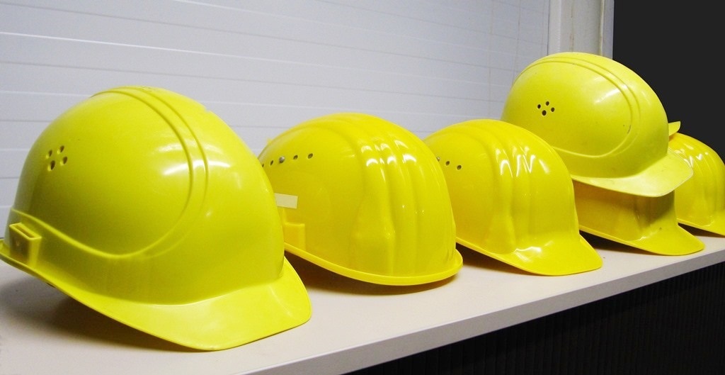 Gelbe Bauhelme; Foto: Rainer Sturm/Pixelio.de