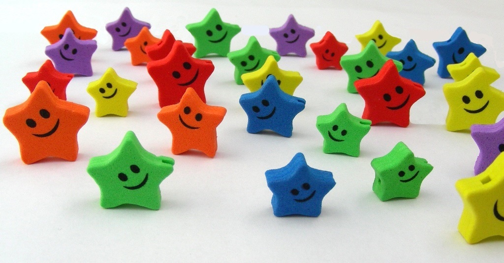 Bunte Smiley-Sterne; Foto: S. Hofschlaeger/pixelio.de