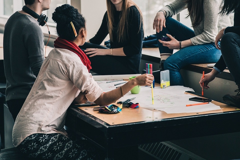 Schüler sitzen an einem Tisch