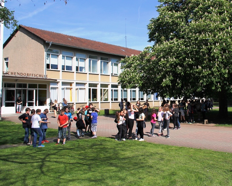 Kinder vor der Eichendorffschule