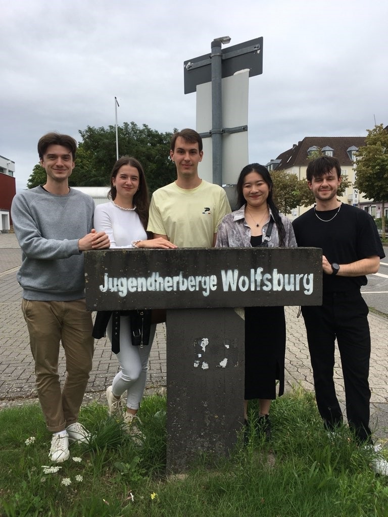 Geschäftsbereichsleiterin Dr. Jennifer Siemann und Projektleiter Bernd-Michael Hilbig verabschieden fünf slowakische Famulanten