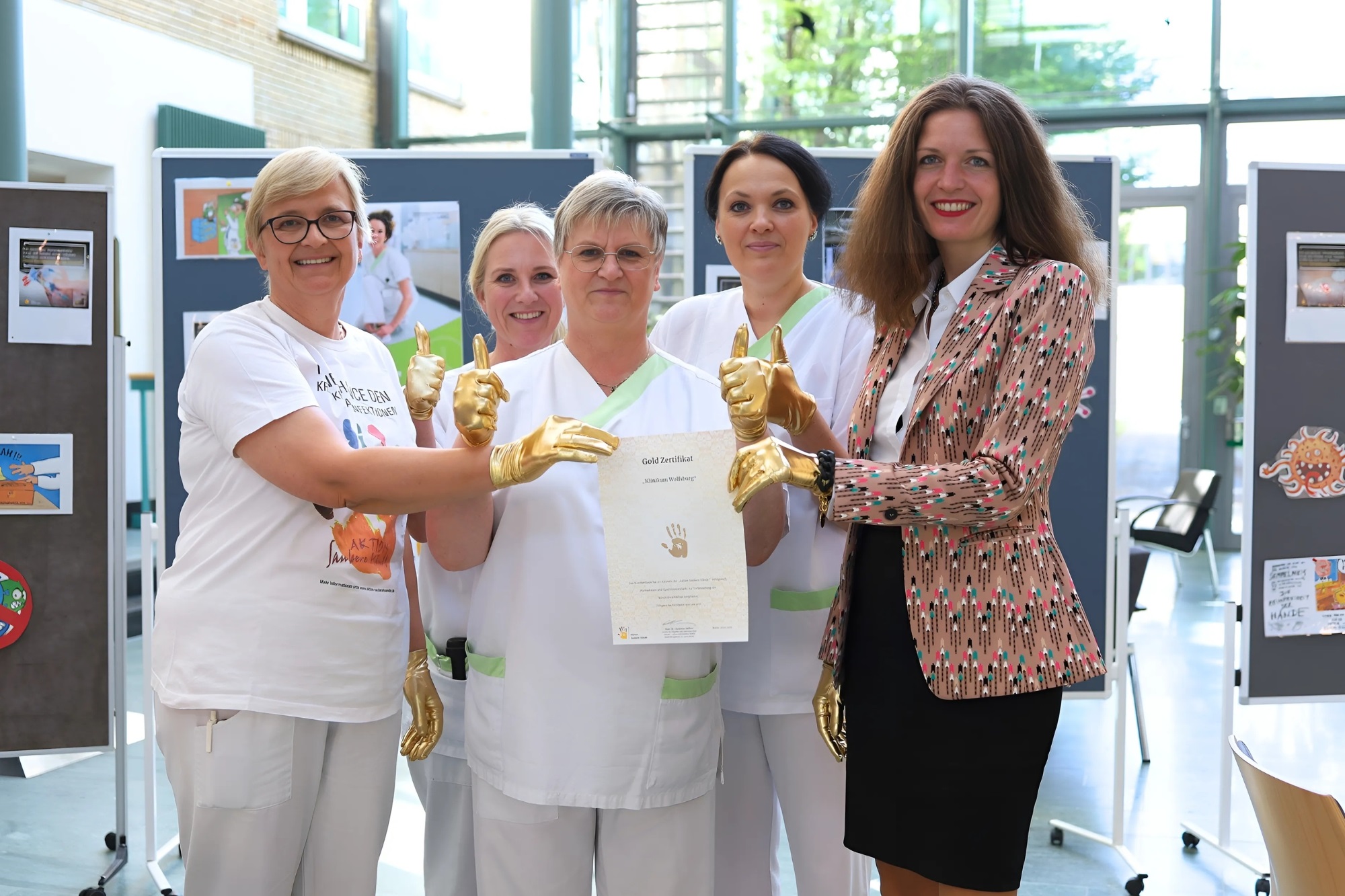 Photo: Gold award for hand disinfection activities (from left to right): The hygiene team at Wolfsburg Hospital led by hospital hygienist Dr. Birgit Feier (left) and Medical Director Priv.-Doz. Dr. Alina Dahmen (right) present the certificate; Photo: Julia Klemp