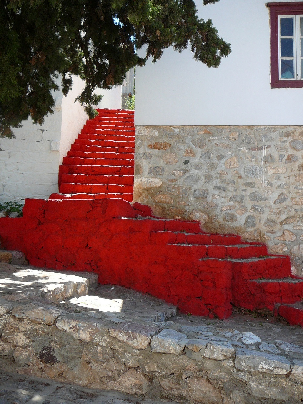 Eine rote Treppe