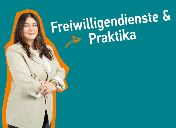 Pending Translation: Frau in hellem Blazer laechelnd vor petrolfarbenen Hintergrund. Link zu: Freiwilligensdienste & Praktika