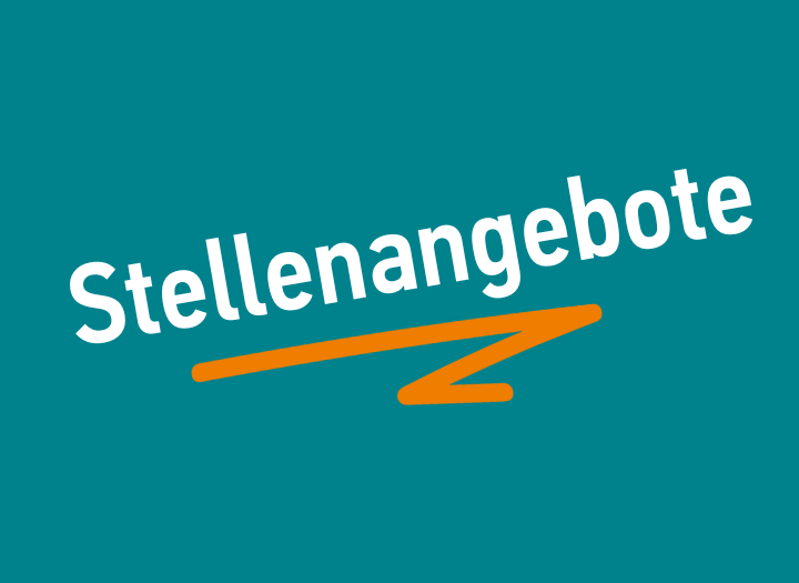 Eine Arbeitsgruppe vor einem Whiteboard