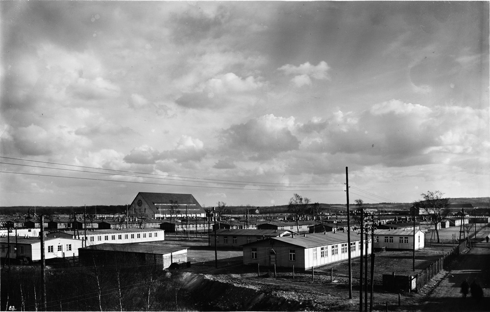 Gemeinschaftslager und Cianetti-Halle; Foto: Walter Köster