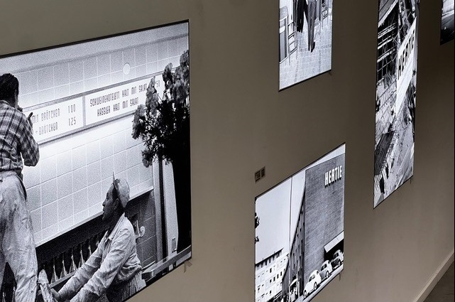 Fotowand mit den historischen Aufnahmen