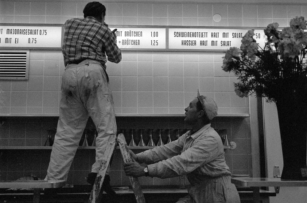 Letzte Arbeiten im Schnellrestaurant der Markthalle vor der Eröffnung